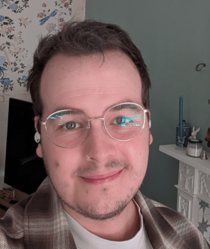 pic of fraser serving in his living room