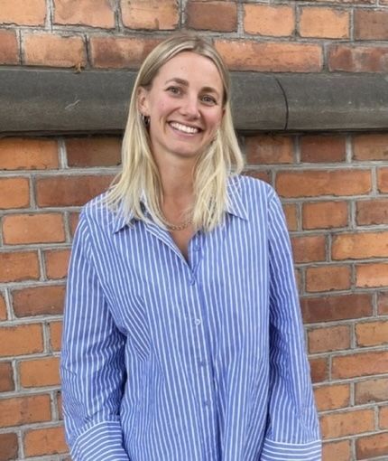 A photo of Hanna Walfridsson in front of a brick wall.